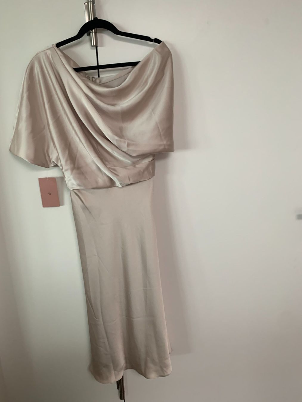 Vestiti: Amsale Asymmetrical Shoulder Midi Dress – Nuovo (secondo la descrizione) da Uitikon Waldegg venduto da gha_v6gz 2