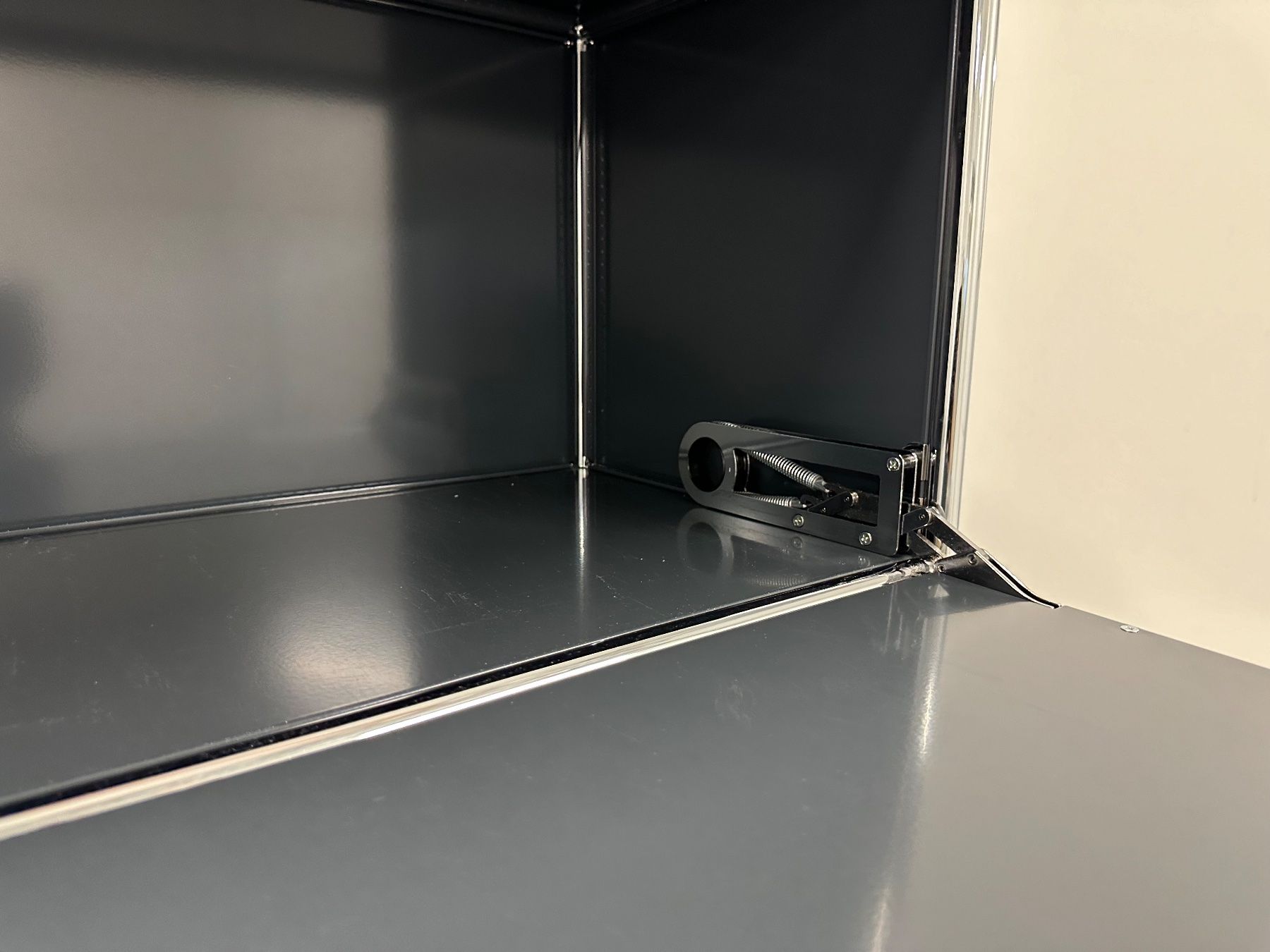 USM Scaffali: USM Highboard 3x5 Anthrazitgrau, Top Zustand – Usato da Grenchen venduto da Design-Outlet 5