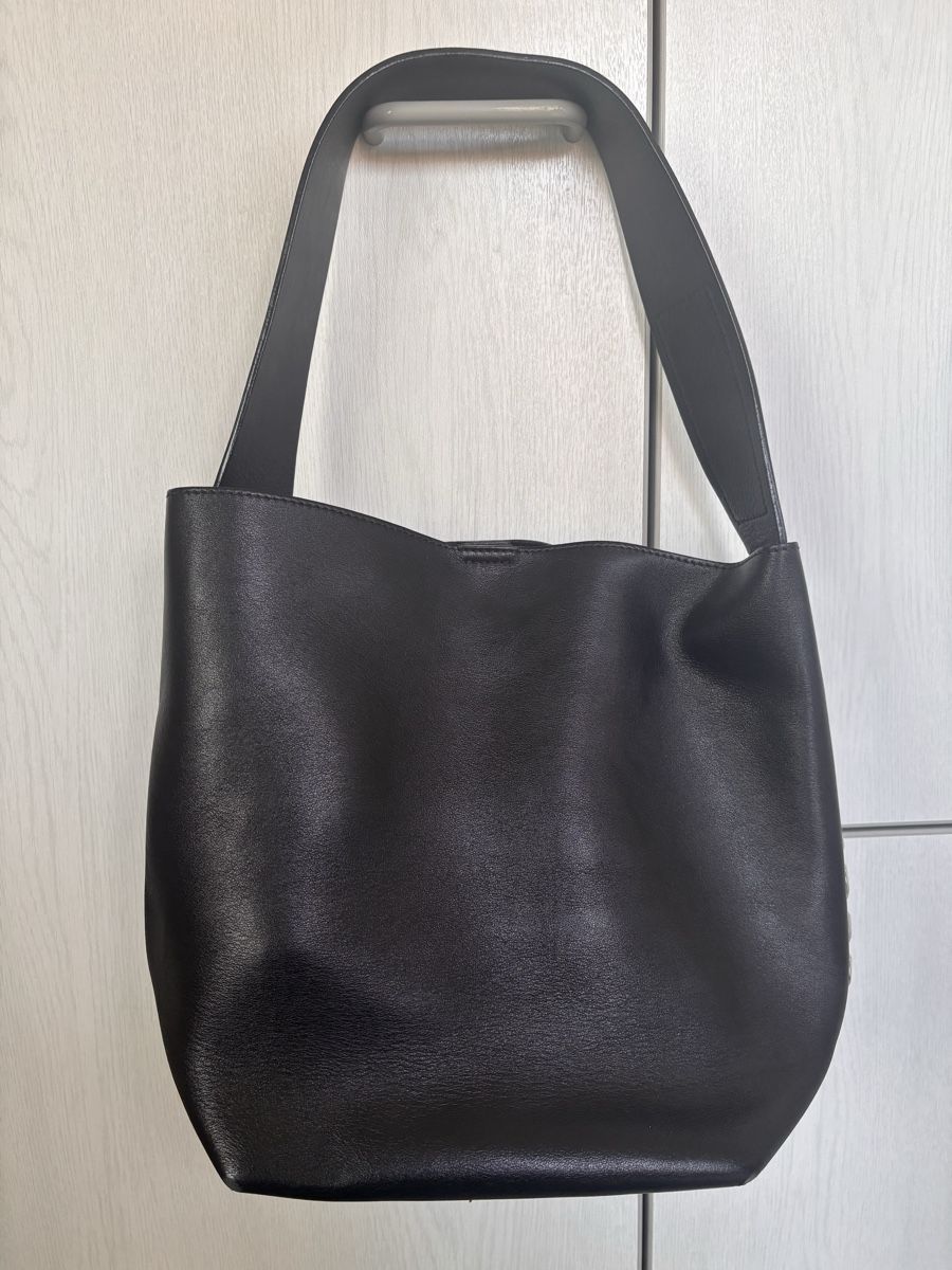 Givenchy Borse da donna: Givenchy Calfskin Infinity Bucket Bag Black – Nuovo (secondo la descrizione) da Oberrohrdorf venduto da api_s6d2 3
