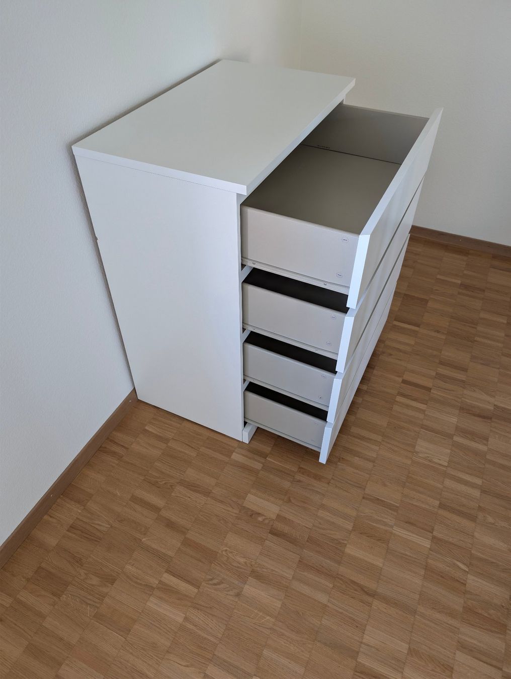 Ikea Cassettiere: IKEA MALM Kommode weiss mit 4 Schubladen – Usato da Winterthur venduto da viktor_f 2