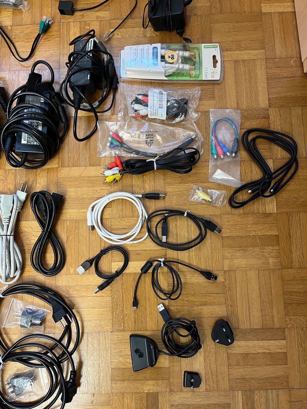 Cavi: Diverse Kabel (teilweise originalverpackt!) – Nuovo e nell'imballaggio originale da Siebnen venduto da Arko27 1