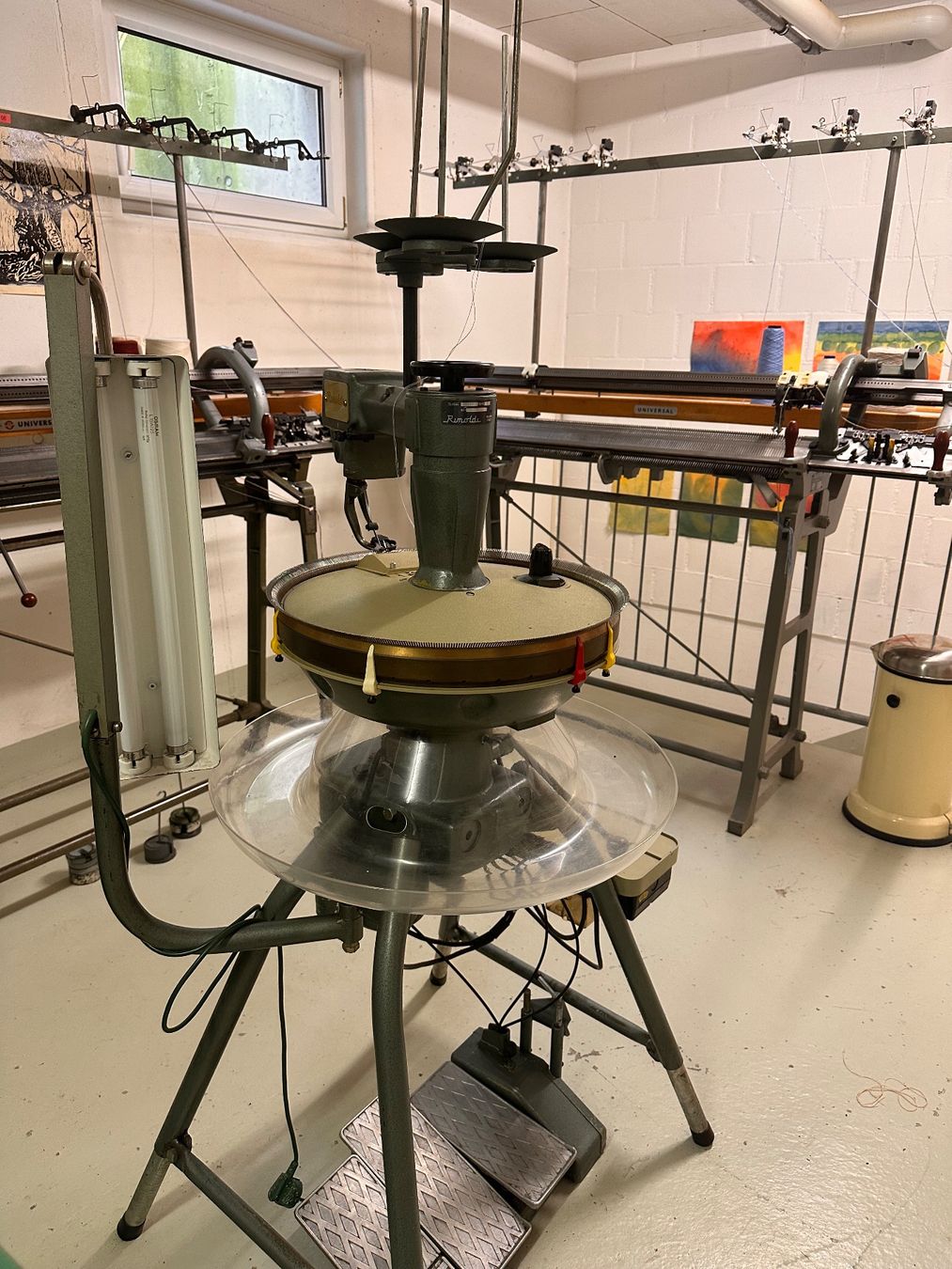 Universal Tutte le macchine: Strickmaschinen Universal E4 und E8 inkl. Alpacagarn – Usato da Zürich venduto da fisch0 4