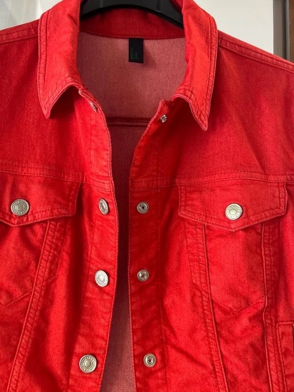 Benetton Giacche: Rote Benetton Jeansjacke Grösse M – Usato da Coldrerio venduto da Theres2004 5