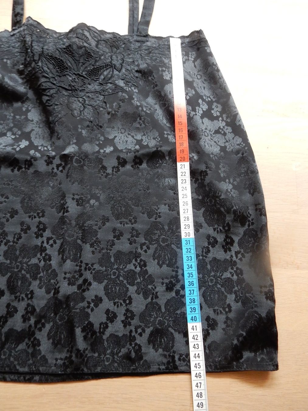 Top: klassiches Top in schwarz mit Spitzen + Blumendesign – Usato da Jona venduto da simongarden 4