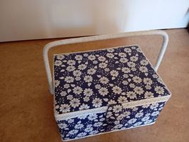 Nähkasten mit Blumenmuster blau weiss guter Zustand