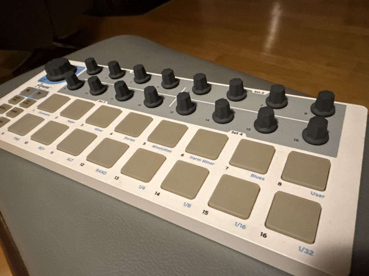 Arturia Strumenti musicali: Arturia Beatstep – Kompakter Pad-Controller & Step-Sequenzer – Nuovo (secondo la descrizione) da Seuzach venduto da eclektic 1