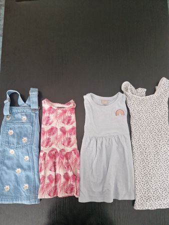Mädchen Kleider 4er Set Grösse 86/92 guter Zustand