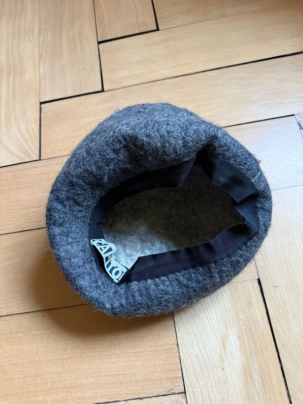 Copricapi, berretti & cappellini: CAPITO - Filz Beret Hut grau – Usato da Zürich venduto da Diazaio 1