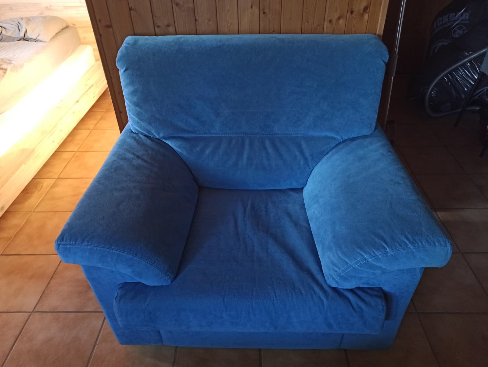 Sessel: Fauteuil / Canapé bleu en alcantara – Gebraucht aus Schwarzsee von lorenzo_di_martino