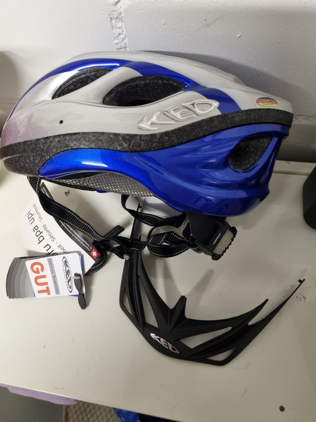 Caschi: Velohelm Gr. M  NEU – Nuovo e nell'imballaggio originale da Gossau SG venduto da Ennerdue