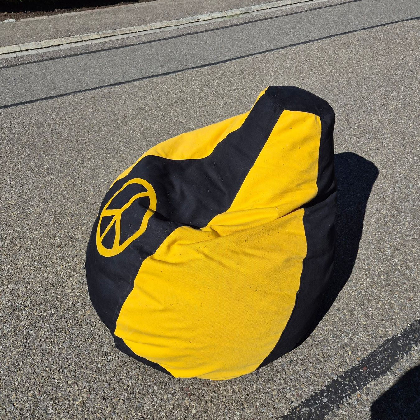 Poltrone: Sitzsack gelb schwarz Handarbeit – Usato da Wolfhausen venduto da Minusch222 1