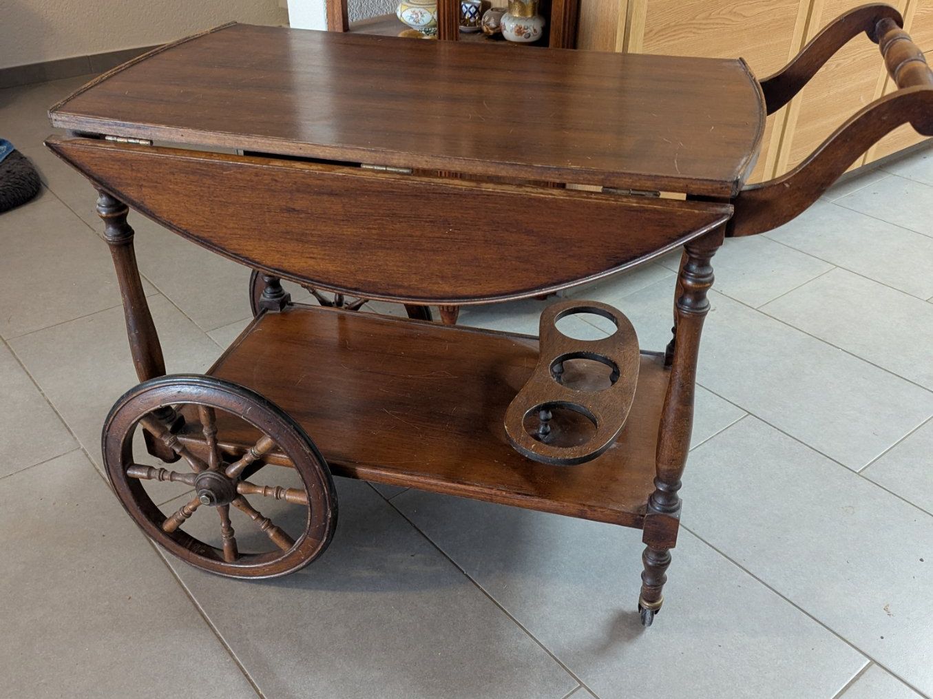 Tables: alter antiker Servierwagen Bartisch – D'occasion à Oberbipp par theresiafrosch