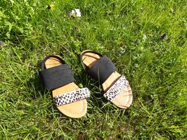 Hübsche Sandalen Grösse 37, schwarz / Leomuster