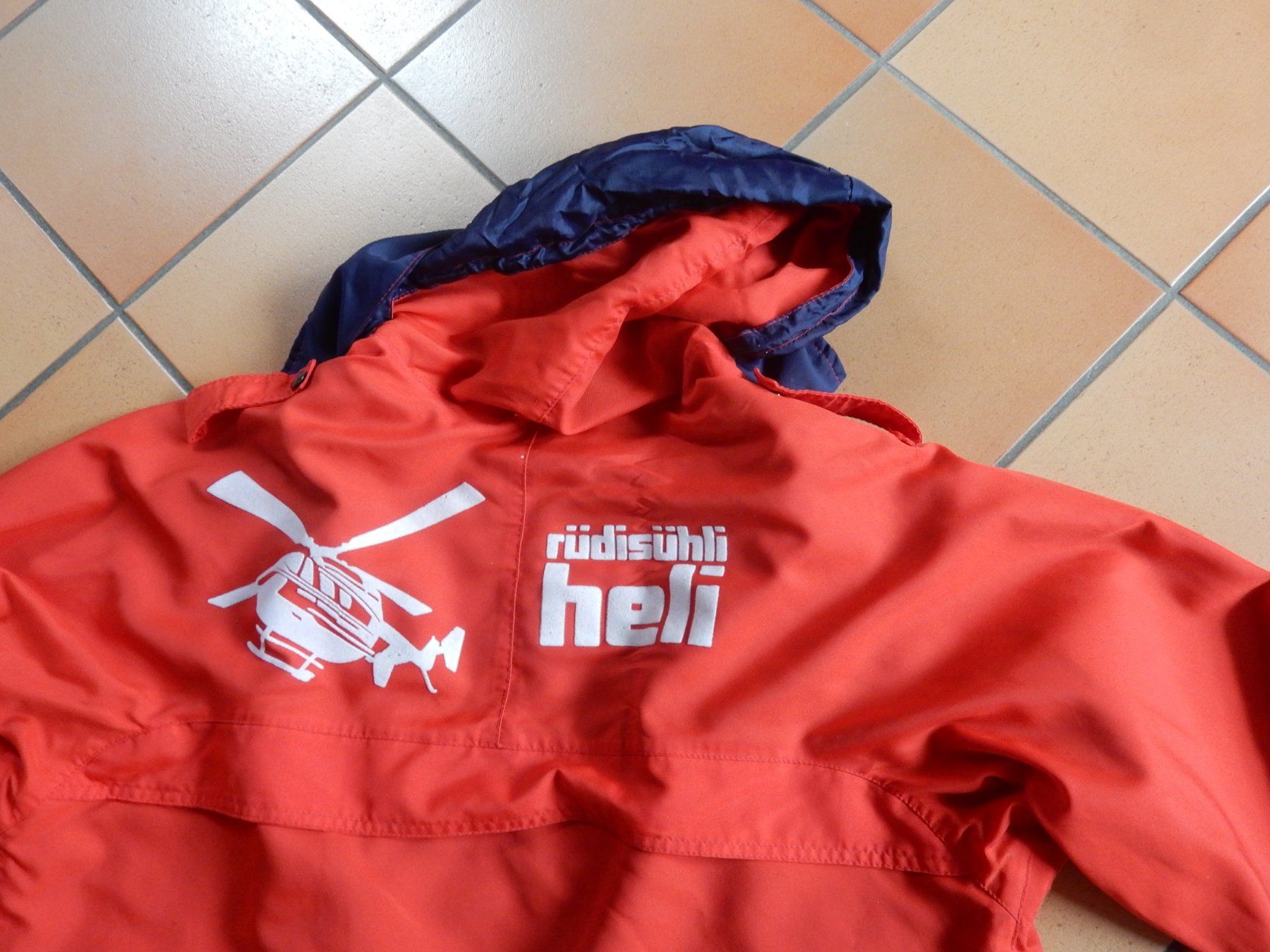 Giacche: Outdoorjacke mit Logo einer Helikopterfirma – Usato da Waldstatt venduto da Kananaskis1 4