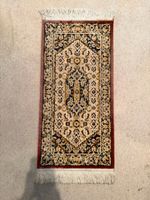 Dekorativer Teppich mit orientalischem Kassettenmuster