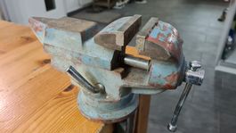 tisch schraubstock von alter qualität 