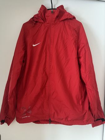 Nike Storm-FIT Herrenjacke – Rote Wind- und Regenjacke