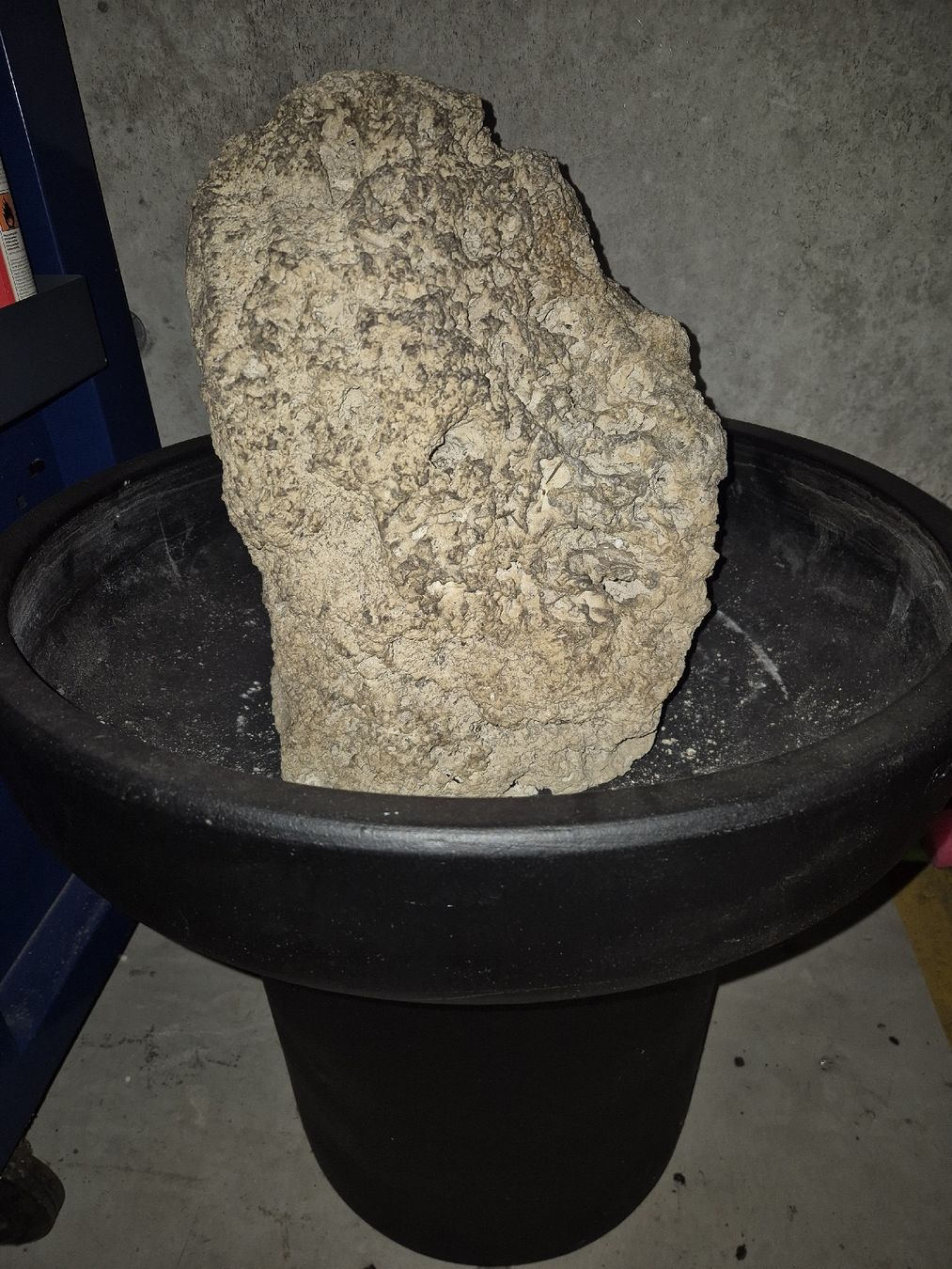 Stagni & Fontane ornamentali: Schwarz-Matter Steinbrunnen mit Gebohrtem Stein – Usato da Mels venduto da PatrickK89
