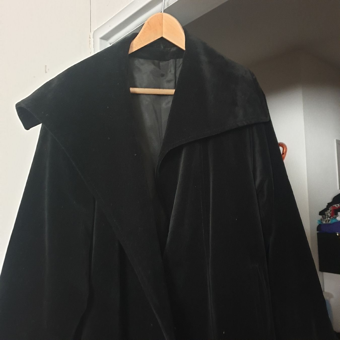 Cappotti: Wallis Exclusive, schöner Samtmantel Gr. 10 – Nuovo (secondo la descrizione) da Frenkendorf venduto da Moon111 1