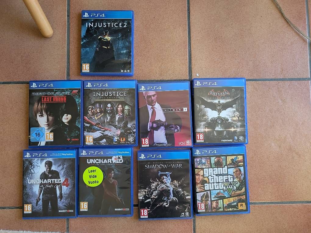 Consoles: PS4 con 2 Controller e diversi giochi  – D'occasion à Verscio par tig_jg9j 1