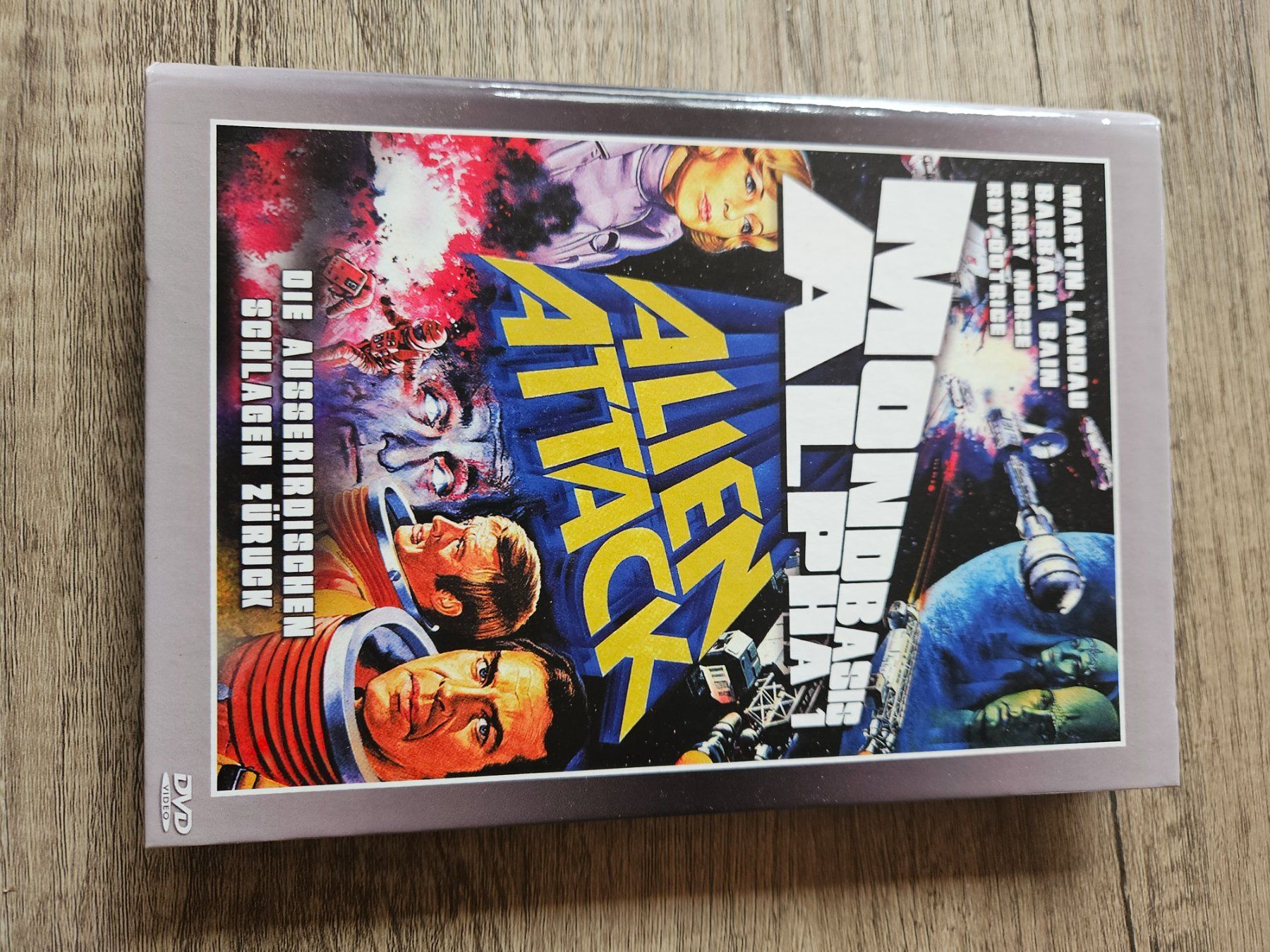 Tous les DVDs: Mondbasis Alpha 1 - Alien Attack - kleine Hartbox – D'occasion à Wildberg par Reunionevents