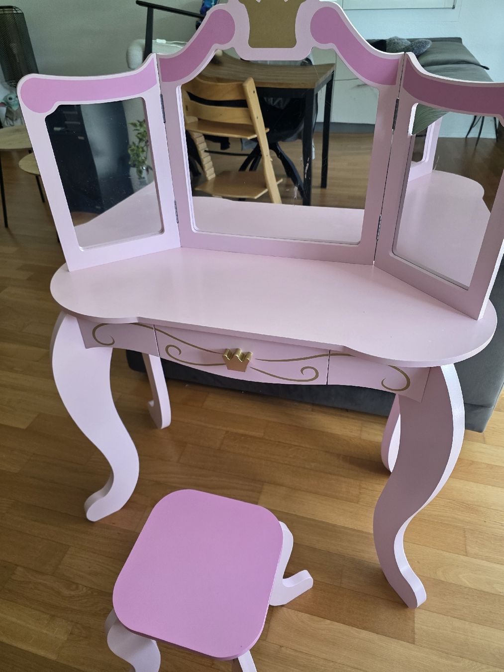 Set di tavolo e panche: Kindertisch Prinzessin Rosa mit Hocker & Spiegel – Usato da Zwingen venduto da Vader.