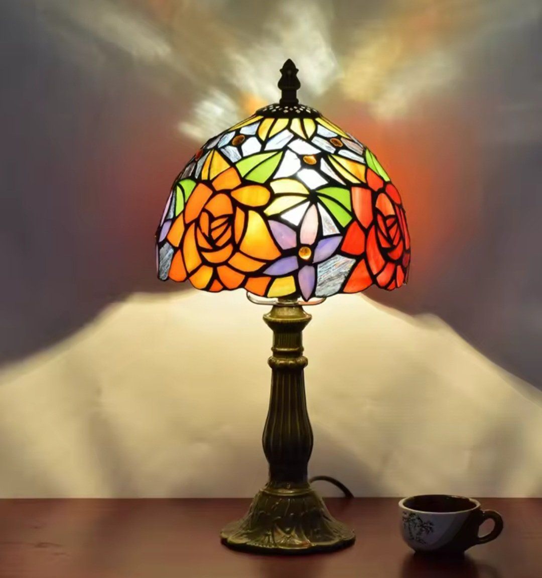 Lampade: Lampe de table de style Tiffany ,  en verre teinté – Nuovo e nell'imballaggio originale da Saignelégier venduto da Instant-Key-Pro