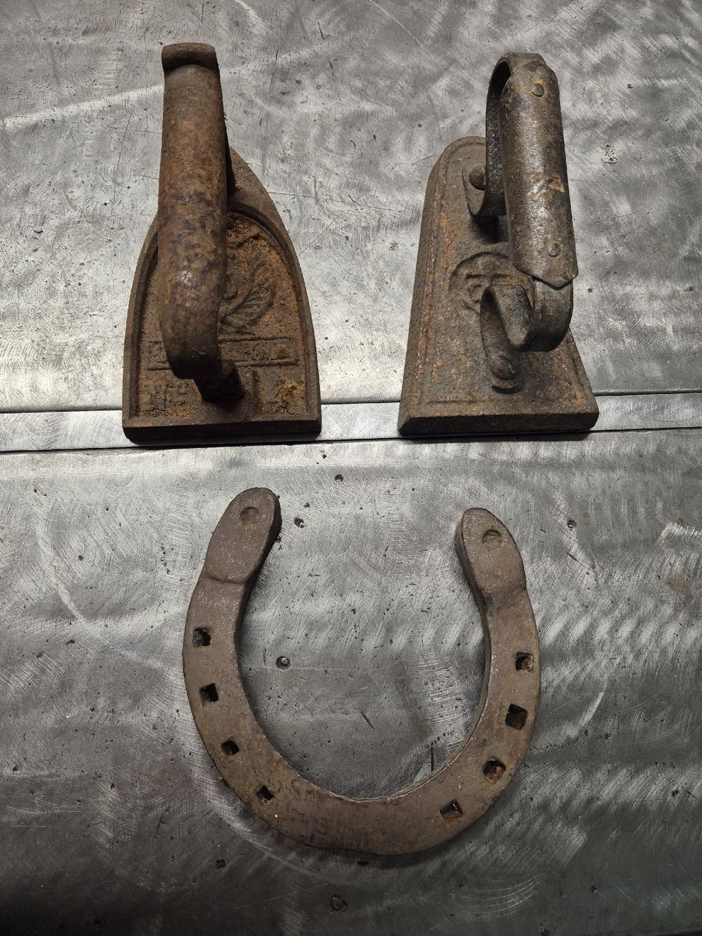 Bügeleisen: Fer à repasser , Fer à cheval  – Gebraucht aus Le Locle von CHEGUA