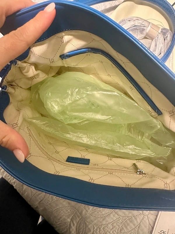 Borse da donna: Vendo borsa blu in vernice – Nuovo e nell'imballaggio originale da Brione s. Minusio venduto da Je_Jey 5