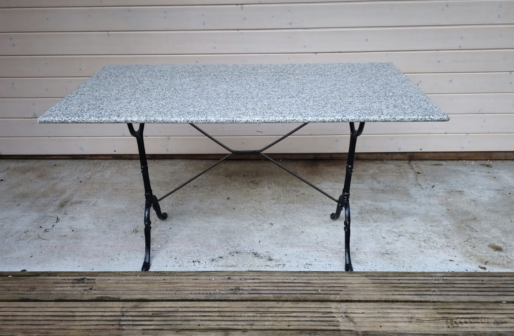 Tavoli: Granittisch mit Gusseisenfuss – Usato da Etzgen venduto da VierRingeA6 2