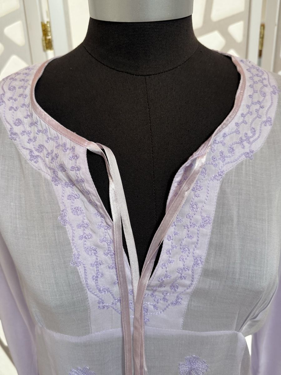 Tuniken: Great lilac embroidered kaftan. S – Neu (gemäss Beschreibung) aus Grund b. Gstaad von PlageNeigeplus 9