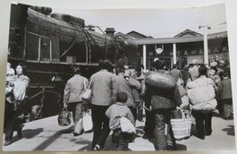 Erh. Hürsch 2 Fotos um 1975, China: Shanghai / Bahnreisende…