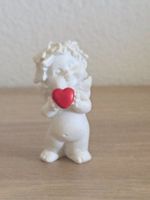 Süsse kleine Engel-Figur / Putto weiss mit rotem Herz