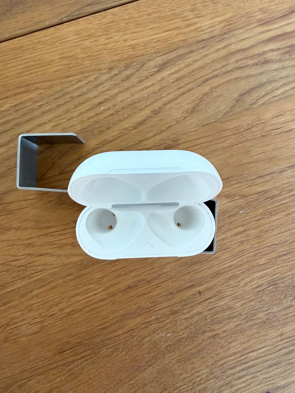 Apple Cuffie: APPLE AirPods 4 Charging Case – Usato da Lausanne venduto da Nine1982 1