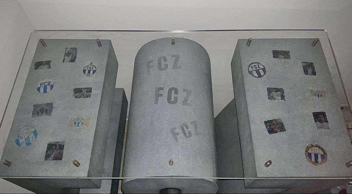 Tavoli: FCZ-Stehtisch / Unikat – Nuovo (secondo la descrizione) da Wallisellen venduto da nic_o08 1
