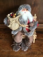 Deko Samichlaus auf Holzbänkli – 24 cm hoch