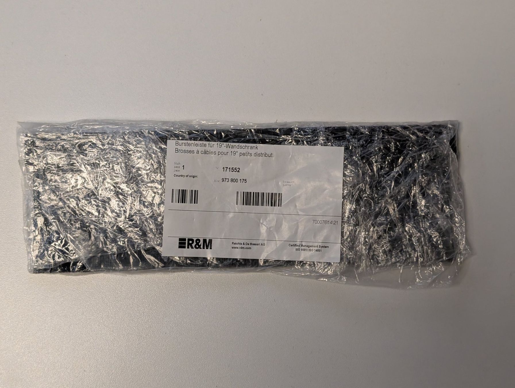 Alimentazione elettrica: R&M Bürstenleiste zu 19"- Wandschrank – Nuovo e nell'imballaggio originale da Rickenbach SO venduto da Uon