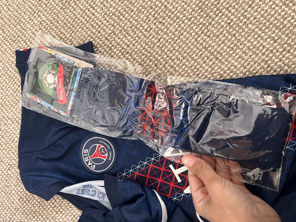 Nike Lotti di vestiti: Paris Saint-Germain Nike Original – Nuovo e nell'imballaggio originale da St-Sulpice NE venduto da Ela.2 3