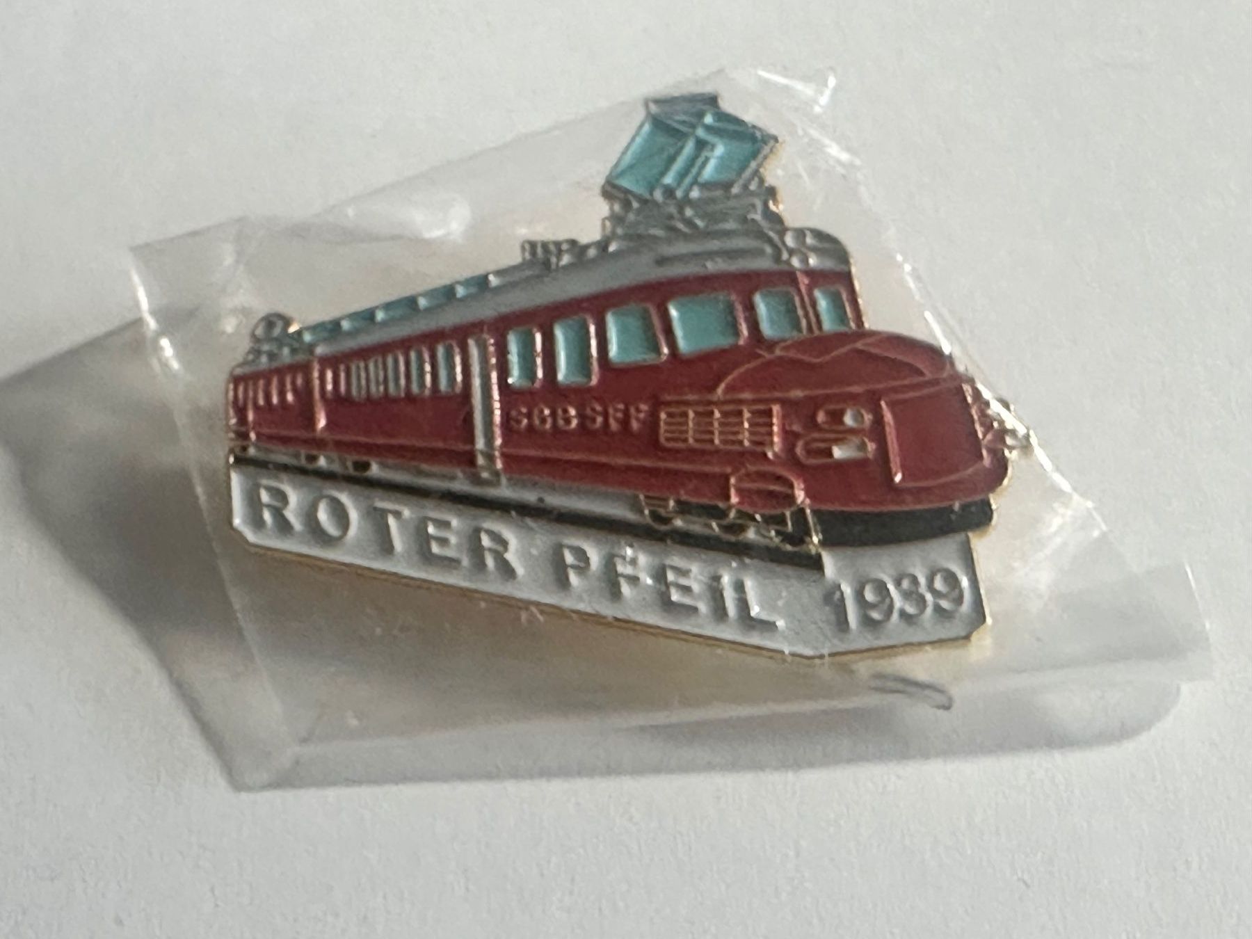 SBB/CFF/FFS Plaketten & Abzeichen: Pin Roter Pfeil und Molly SchBB – Neu und originalverpackt aus Bülach von Jubet
