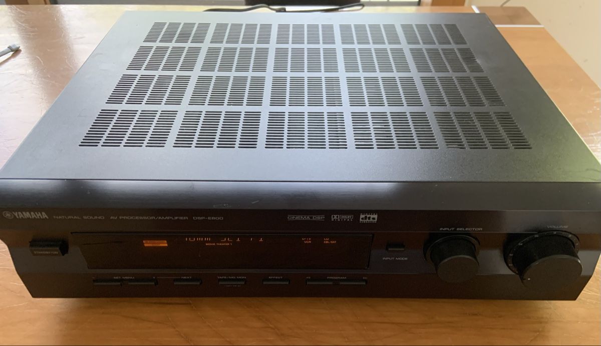 Yamaha Amplificatori: YAMAHA DSP-E800 mit Fernbedienung – Usato da Riehen venduto da 4dog