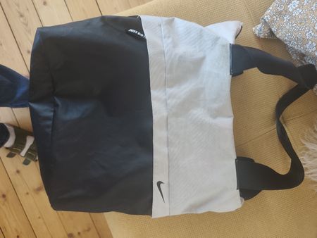 Nike Tragetasche schwarz weiss mit Reissverschluss 