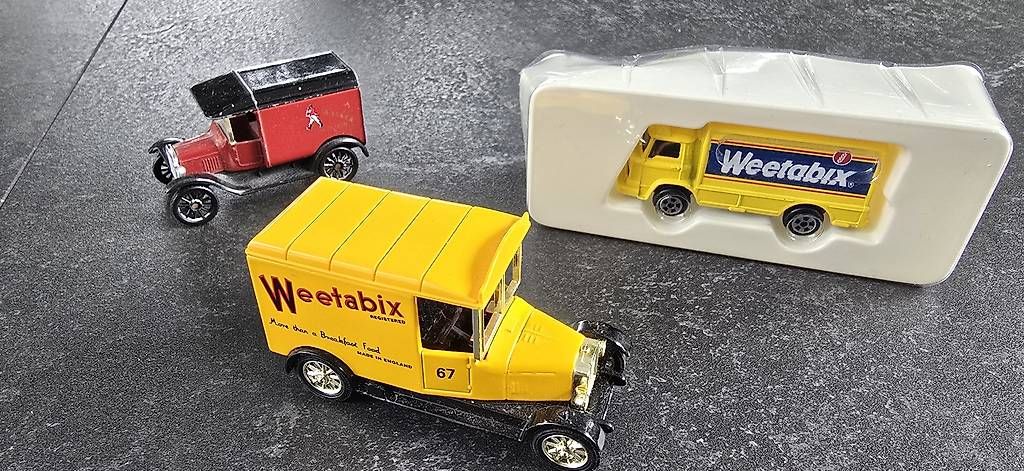 Corgi Toys Modellini d'auto: Corgi Weetabix van, truck + J. Walker delivery. – Usato da Dietikon venduto da abarth03