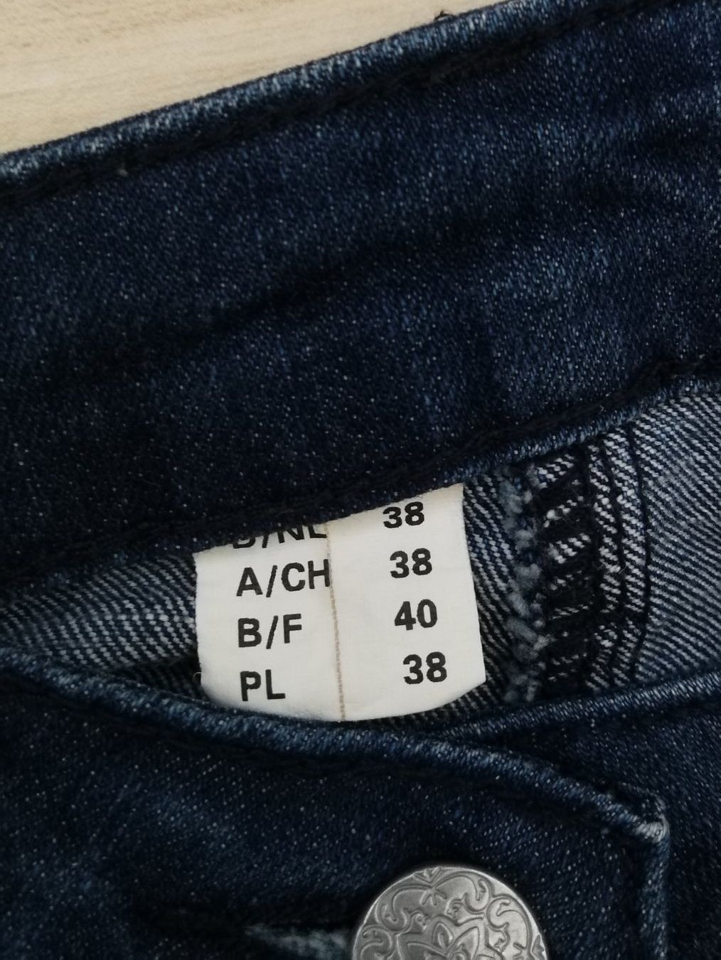 Jeans: Dunkelblaue Jeans, Gr. 38/M – Usato da Winterthur venduto da 1doodle2 4