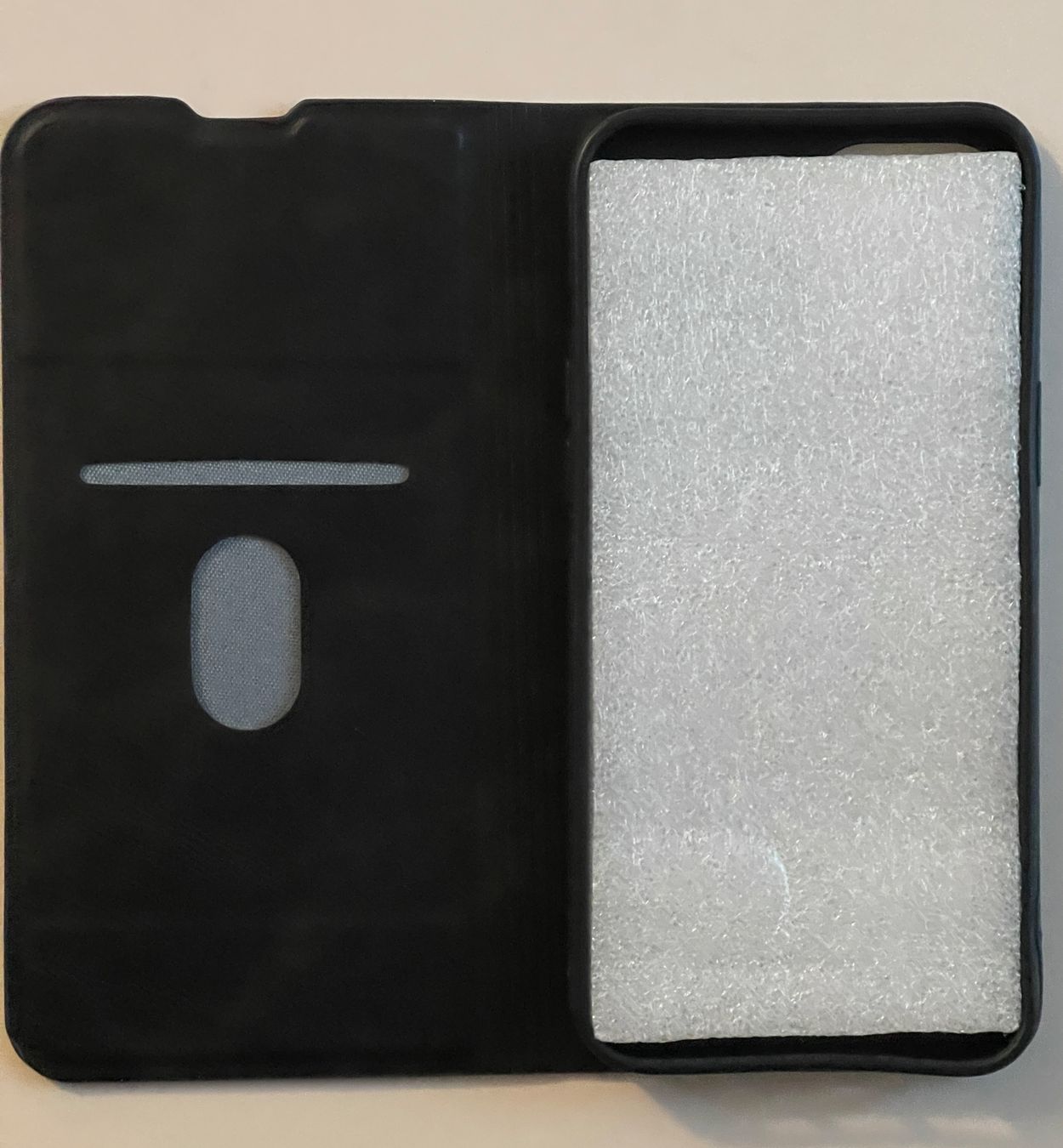 Covers & Schutzfolien: Folio für iPhone 12 Pro Max, schwarz – Gebraucht aus Aarau von chuckschweiz 1