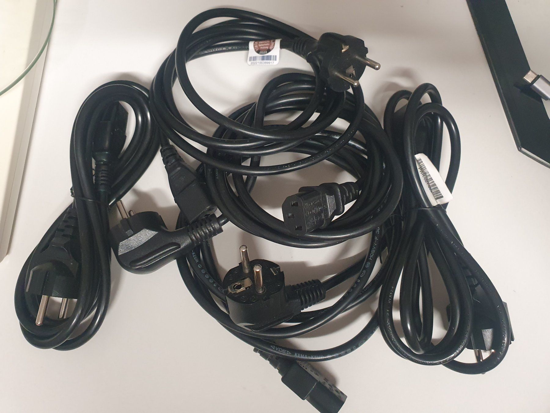 Cavi: Netzkabel 230 V DE FR C13 Schuko Stromkabel 1.8 m – Usato da Zürich venduto da Alibaba1234