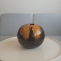 Kugelförmige Keramikvase mit stilisiertem Schmetterling