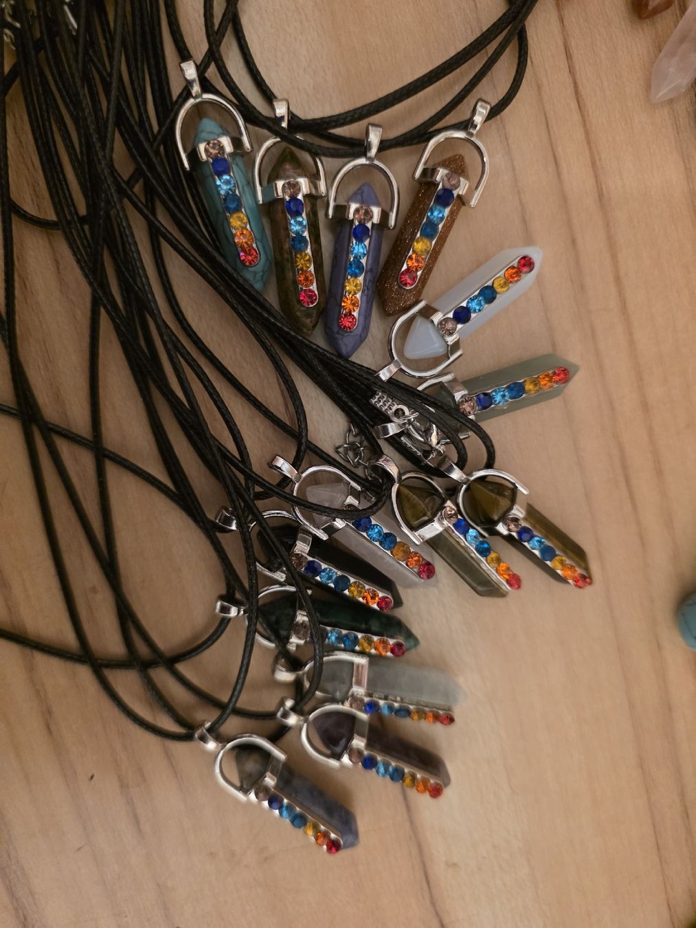 Autres bijoux: Über 50 Stk.Halsketten Stein oder Imitat – Neuf (Voir description) à Schlattingen par Buio79 1