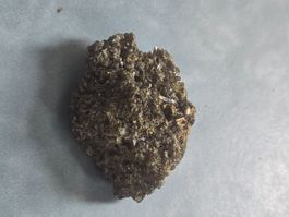 Verdelith Naturbelassener Heilstein 122.04g 610.20ct schwer.