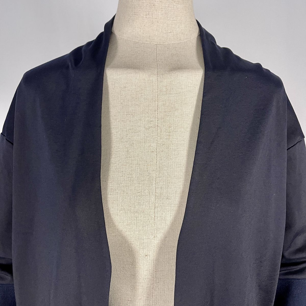 Cappotti: MERCI New Light Coat – Nuovo e nell'imballaggio originale da Emmen venduto da Avviivva_Com2023 2