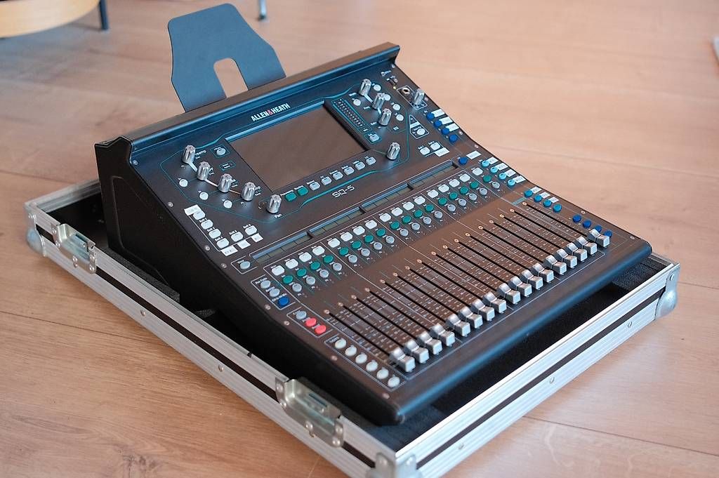 Allen & Heath Console di mixaggio: Allen & Heath SQ5 – Usato da Lausanne venduto da juliencarrera.1991